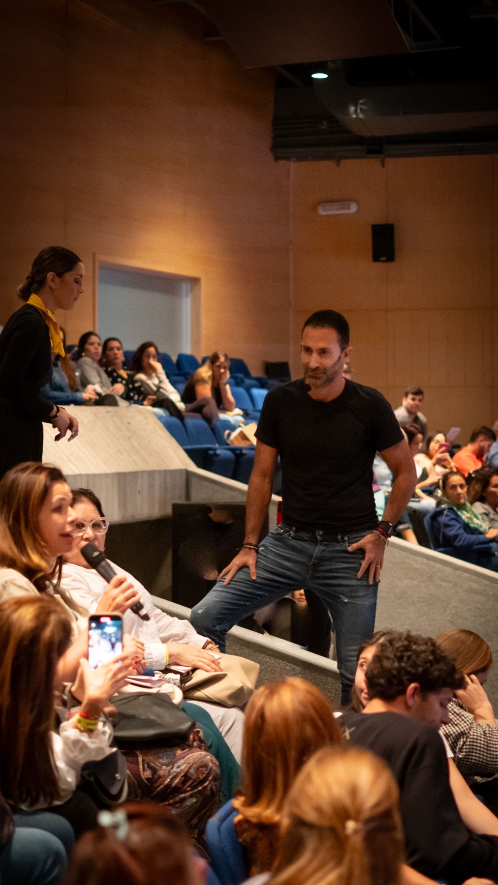 Arie conversando con una audiencia